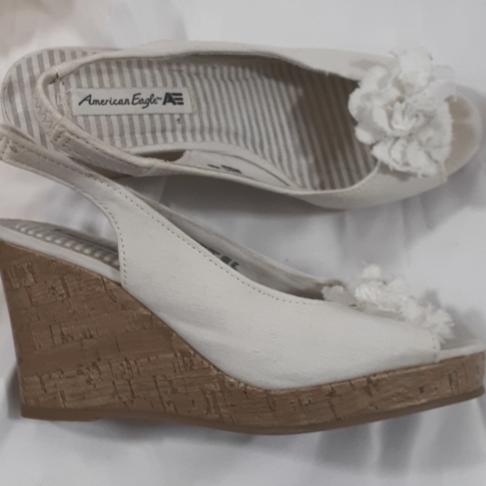 American Eagle Size 6.5 wedges white
